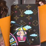 LV обложка на паспорт с рисунком на коричневой монограмме розовая внутри