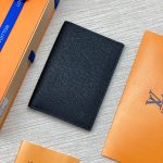 LV обложка на паспорт Taiga тисненый логотип черная