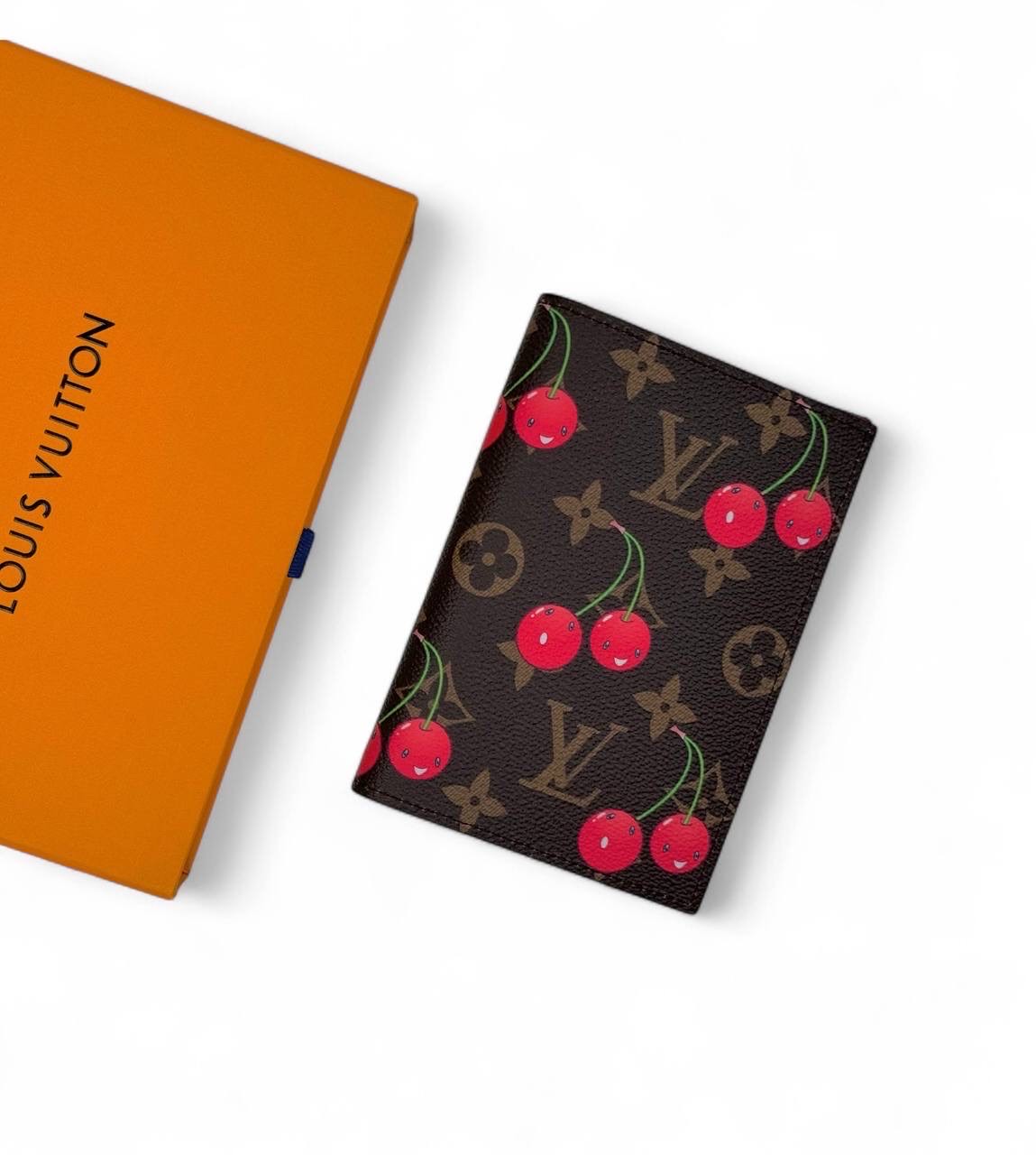 lv-oblozhka-na-pasport-vishenki-korichnevaya-monogramma-krasnaya-vnutri.jpg LV обложка на паспорт вишенки коричневая монограмма красная внутри — изображение 1