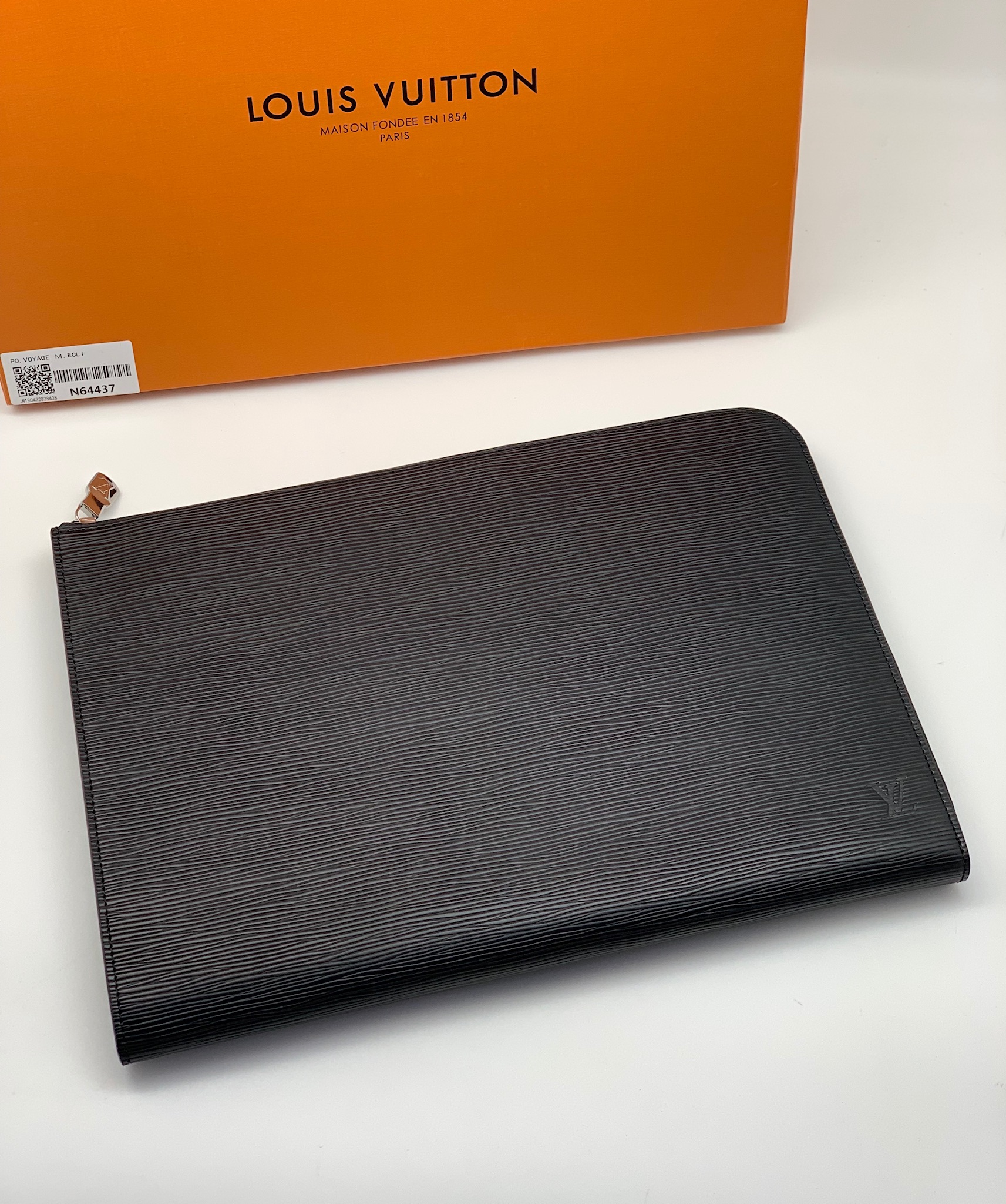 lv-papka-a4-epi-chernaya.jpg LV папка А4 Epi черная — изображение 1