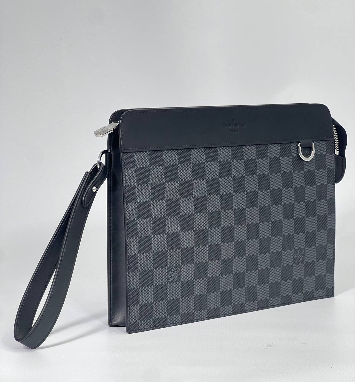 lv-papka-a5-seraya-shashka-s-chernoj-kozhej-s-hlyastikom.png LV папка А5 серая шашка с черной кожей с хлястиком — изображение 1