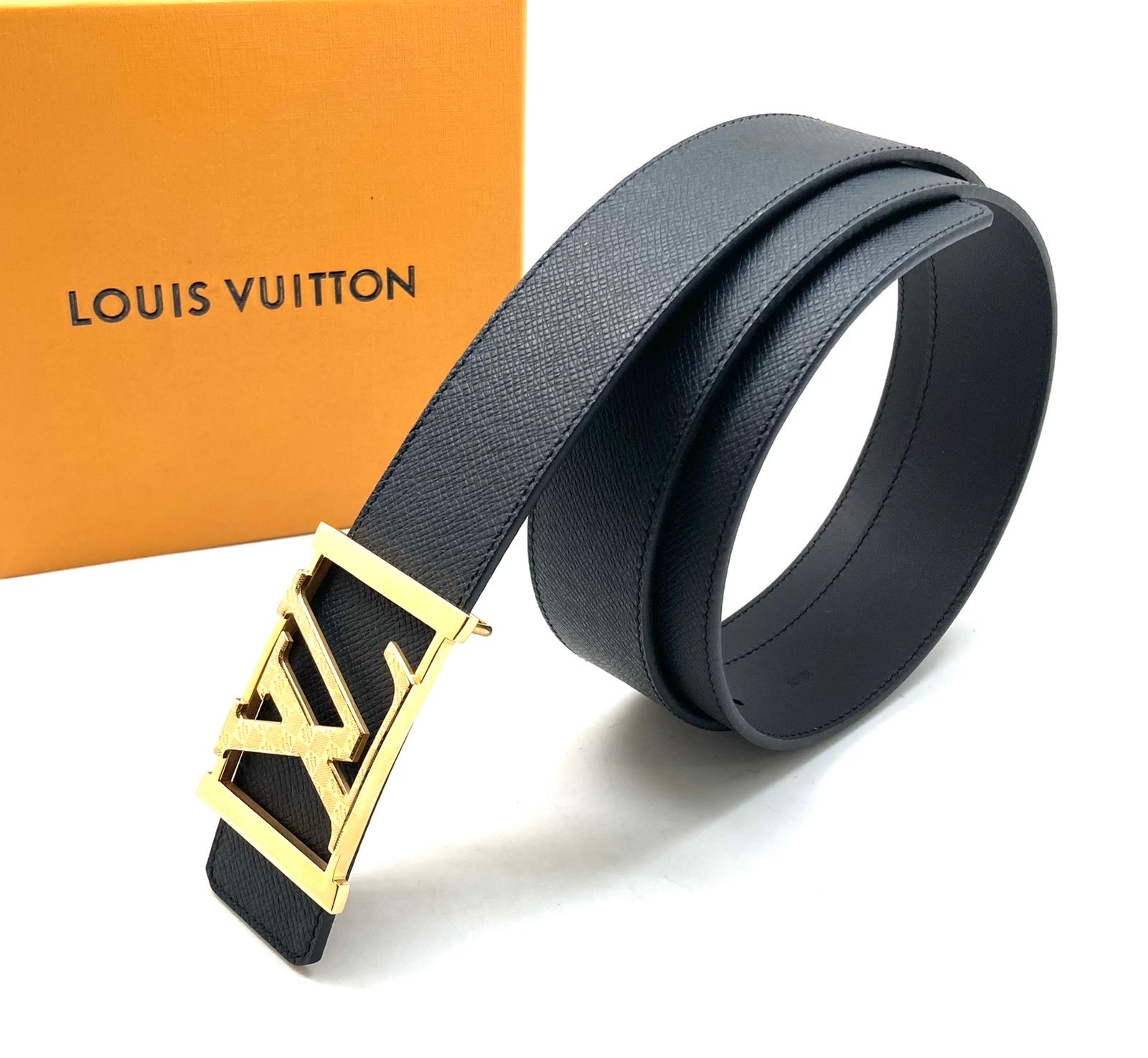 lv-remen-chernaya-kozha-taiga-semnaya-pryazhka-zoloto-lv-s-gravirovkoj-v-shashku.jpg LV ремень черная кожа Taiga съемная пряжка золото LV с гравировкой в шашку — изображение 1