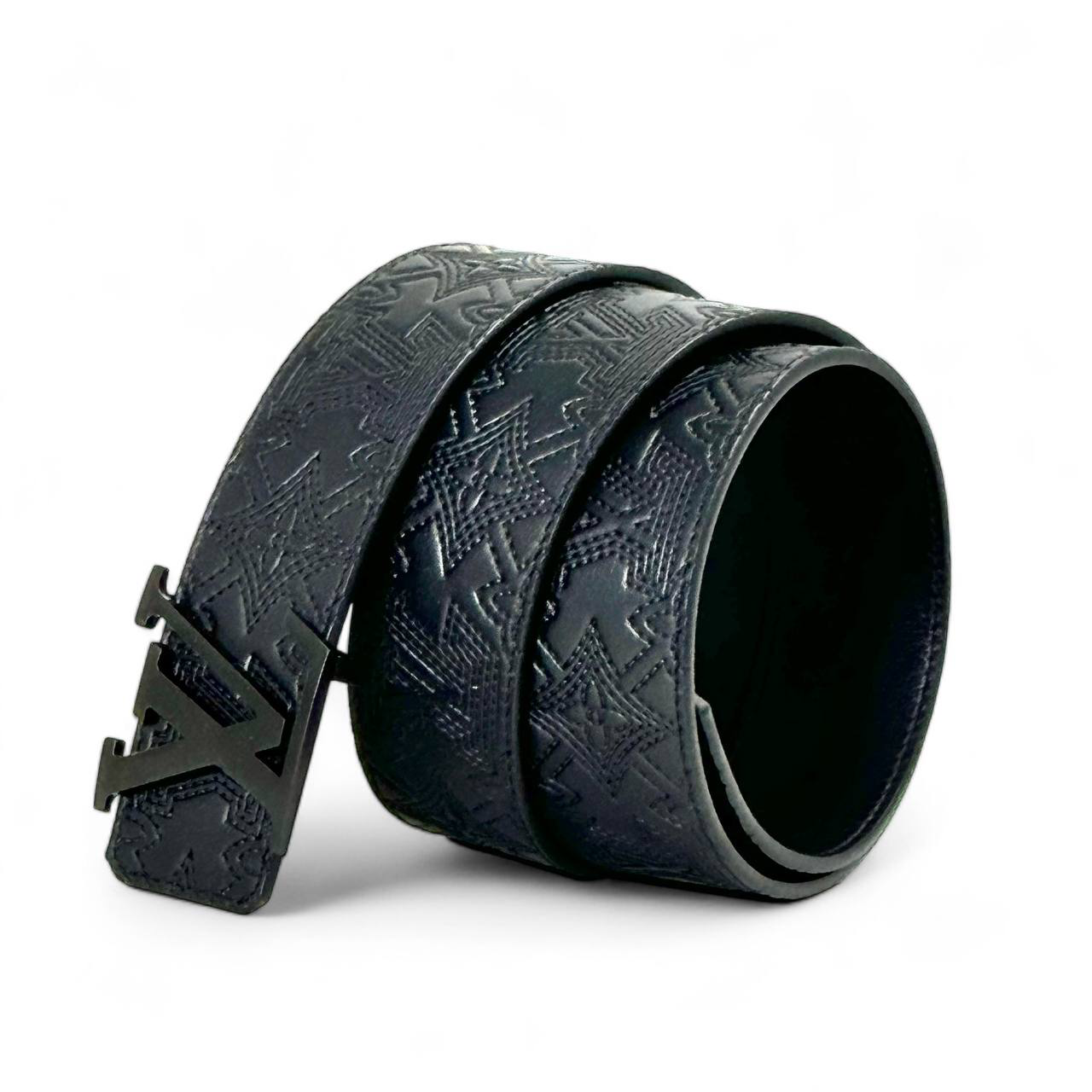 lv-remen-chernyj-kozha-s-tisneniem-novogo-uzora-monogramm-pryazhka-lv-chernaya.png LV ремень черный кожа с тиснением нового узора монограмм пряжка LV черная — изображение 1