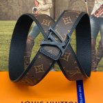 LV ремень черный того с нашивкой по всей длине в коричневую монограмму пряжка LV черная матовая