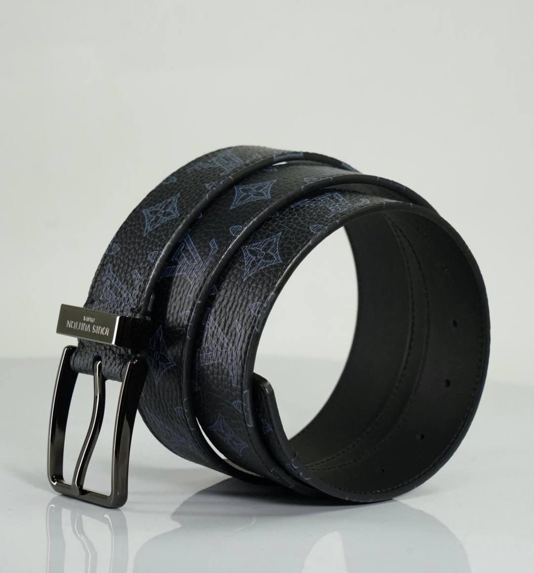 lv-remen-chernyj-togo-s-sinej-monogrammoj-klassicheskaya-pryazhka-chernyj-glyanecz.jpg LV ремень черный того с синей монограммой классическая пряжка черный глянец — изображение 1