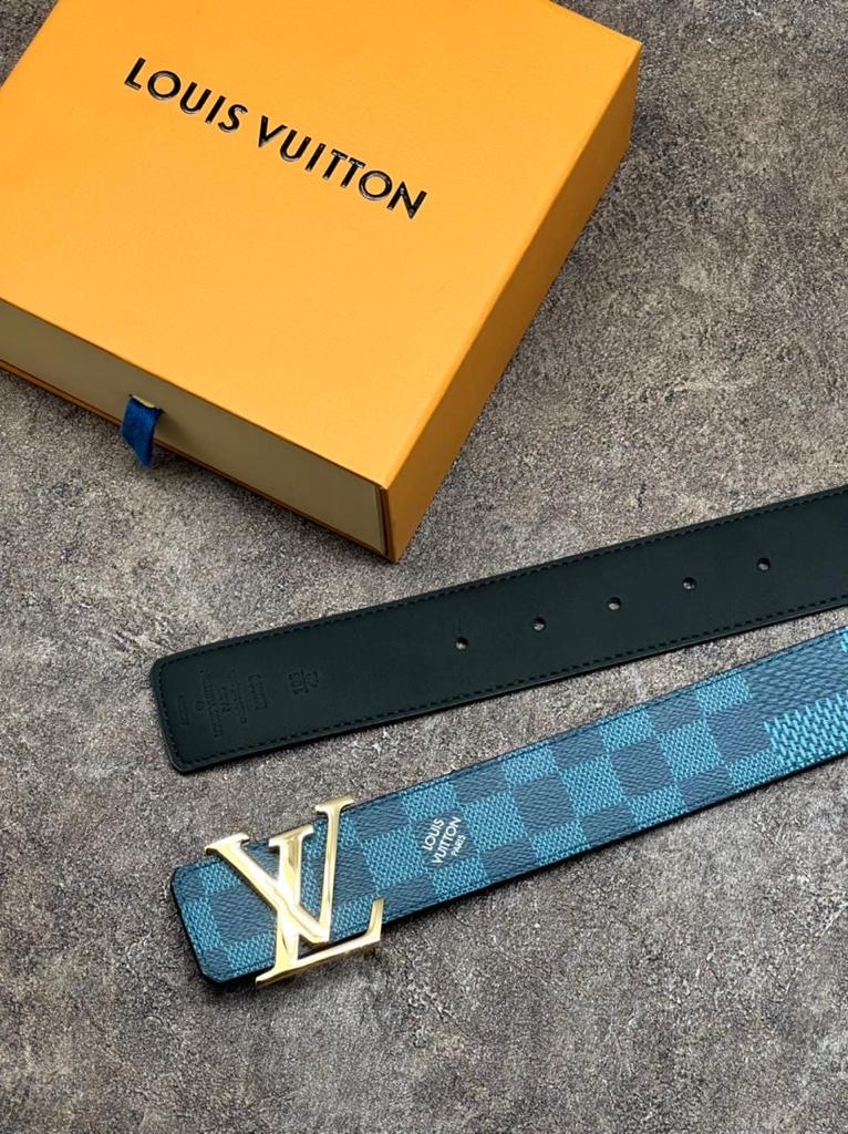 lv-remen-dvuhstoronnij-sinij-v-novuyu-shashku-chernyj-gladkaya-kozha-pryazhka-lv-zoloto.jpg LV ремень двухсторонний синий в новую шашку-черный гладкая кожа пряжка LV золото — изображение 1