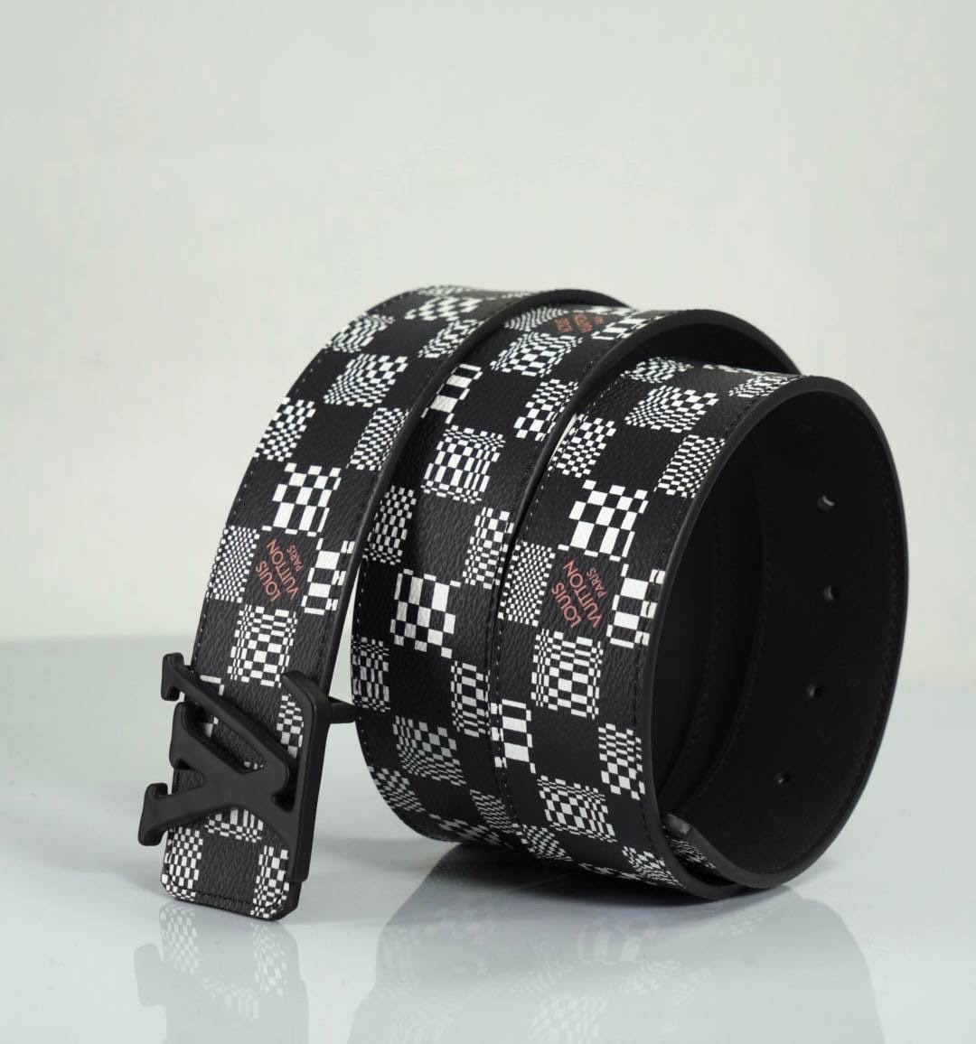 lv-remen-kanva-chernyj-belaya-shashka-pryazhka-lv-chernaya-matovaya.jpg LV ремень канва черный белая шашка пряжка LV черная матовая — изображение 1