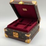 LV шкатулка для украшений коричневая монограмма бордовая внутри