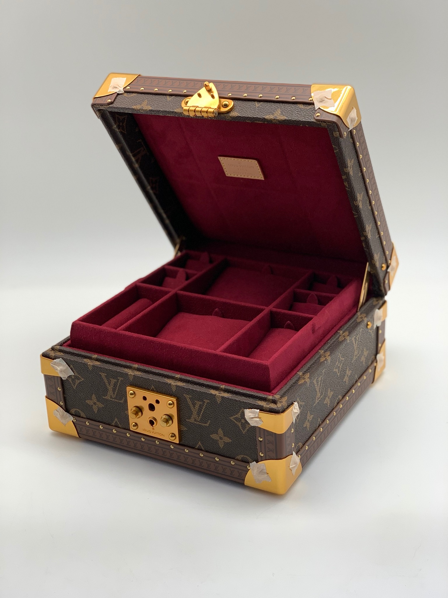 lv-shkatulka-dlya-ukrashenij-korichnevaya-monogramma-bordovaya-vnutri.jpg LV шкатулка для украшений коричневая монограмма бордовая внутри — изображение 1