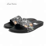 LV шлепанцы черные с белой монограммой и быками