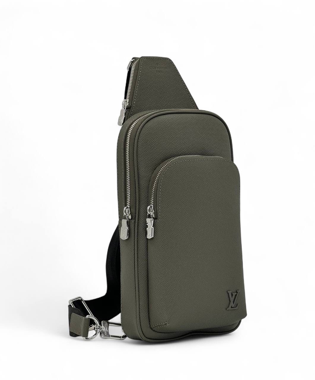 lv-sling-bledno-olivkovyj-kozha-tajga-logotip-v-ton-s-bolshim-perednim-karmanom.jpg LV слинг бледно-оливковый кожа тайга логотип в тон с большим передним карманом — изображение 1