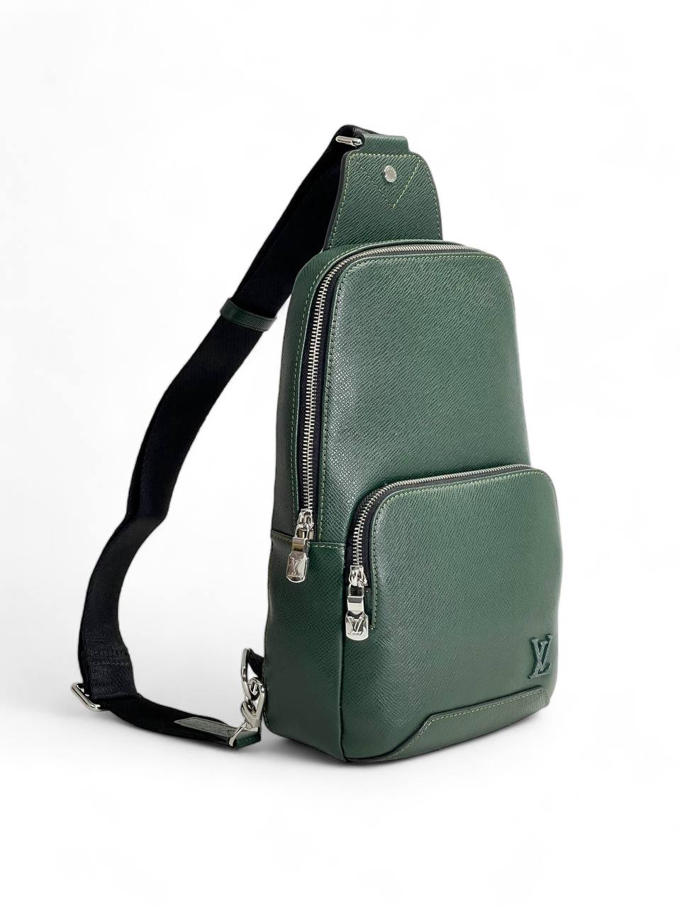 lv-sling-kozha-tajga-zelenyj-logotip-v-ton.png LV слинг кожа тайга зеленый логотип в тон — изображение 1