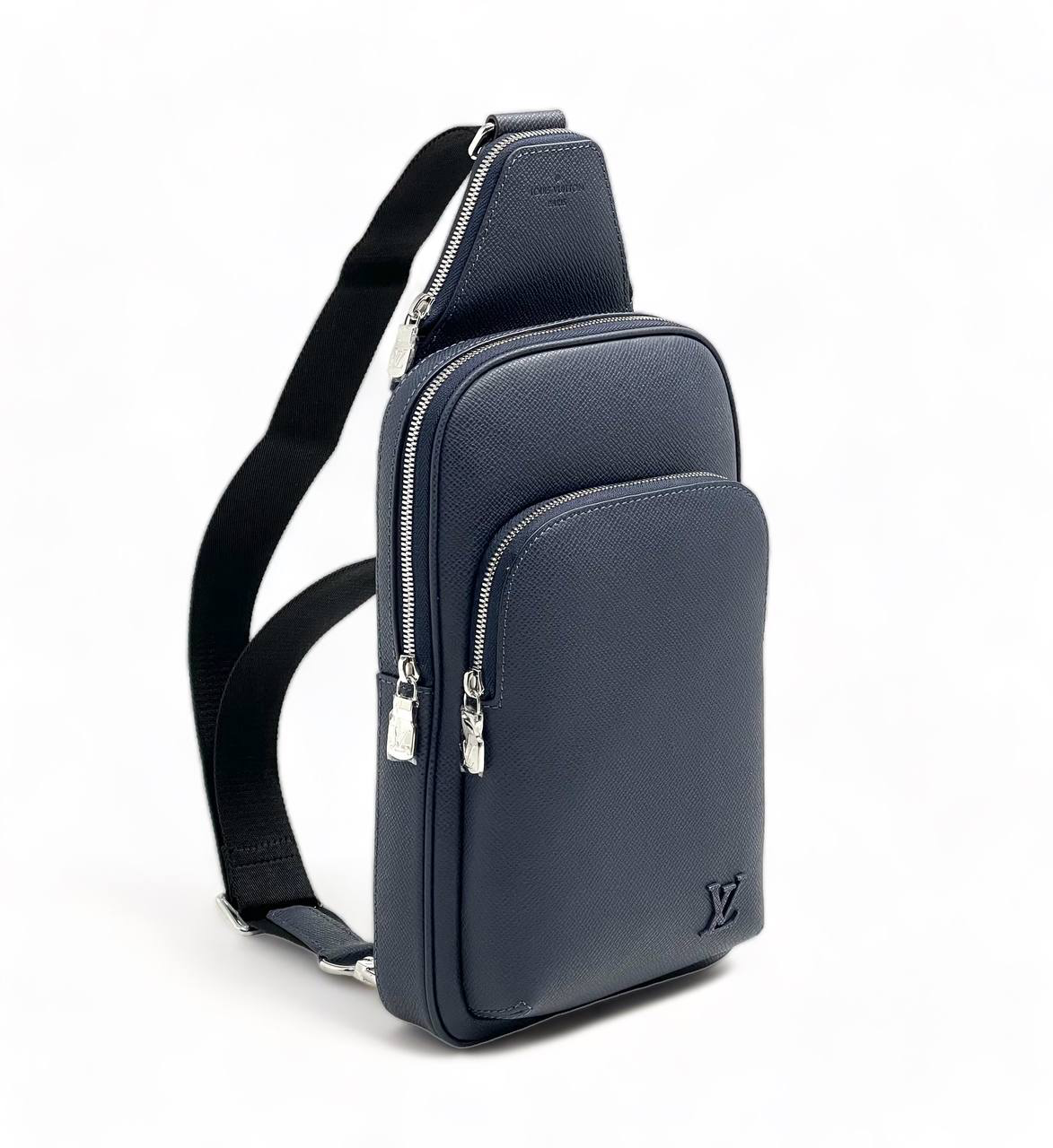 lv-sling-sinyaya-kozha-tajga-logotip-v-ton-s-bolshim-perednim-karmanom.png LV слинг синяя кожа тайга логотип в тон с большим передним карманом — изображение 1