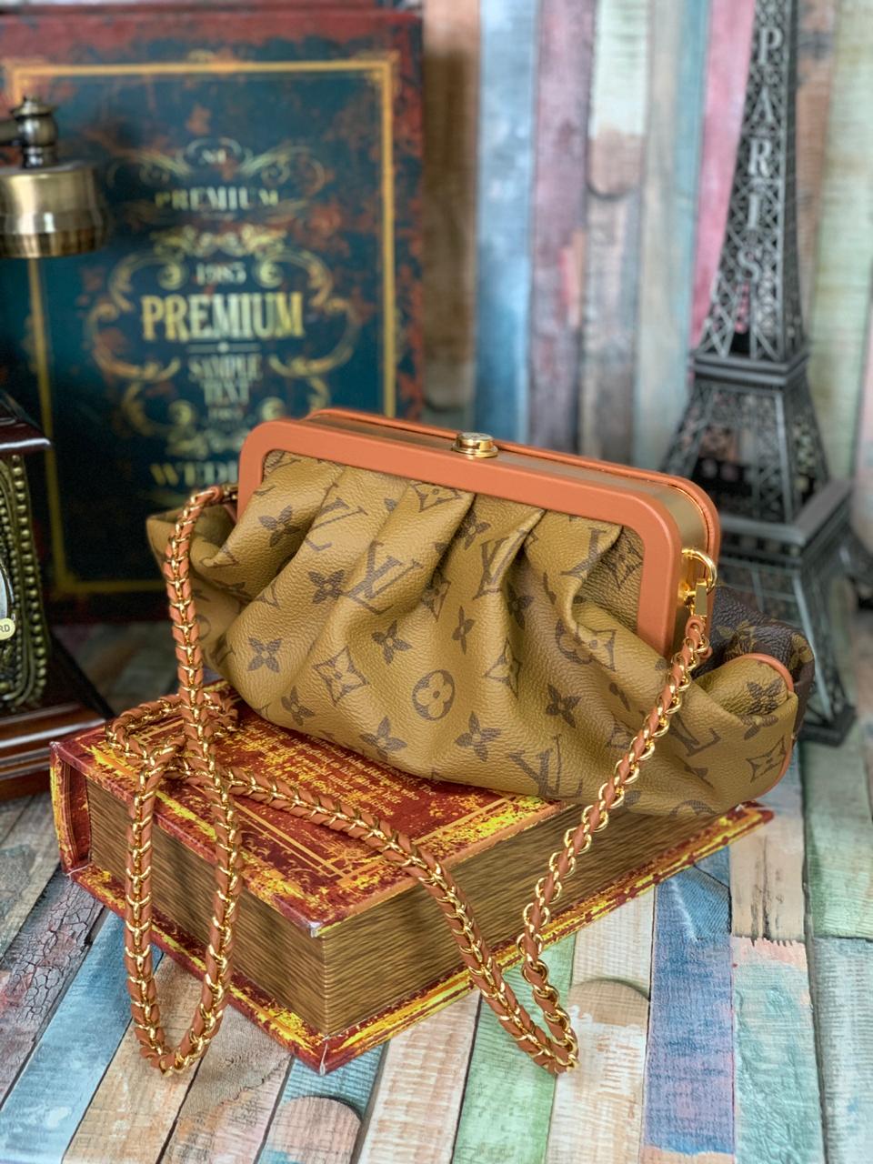 lv-sumka-boursicot-svetlo-temnaya-korichnevaya-monogramma-bolshaya.jpg LV сумка Boursicot светло-темная коричневая монограмма большая — изображение 1