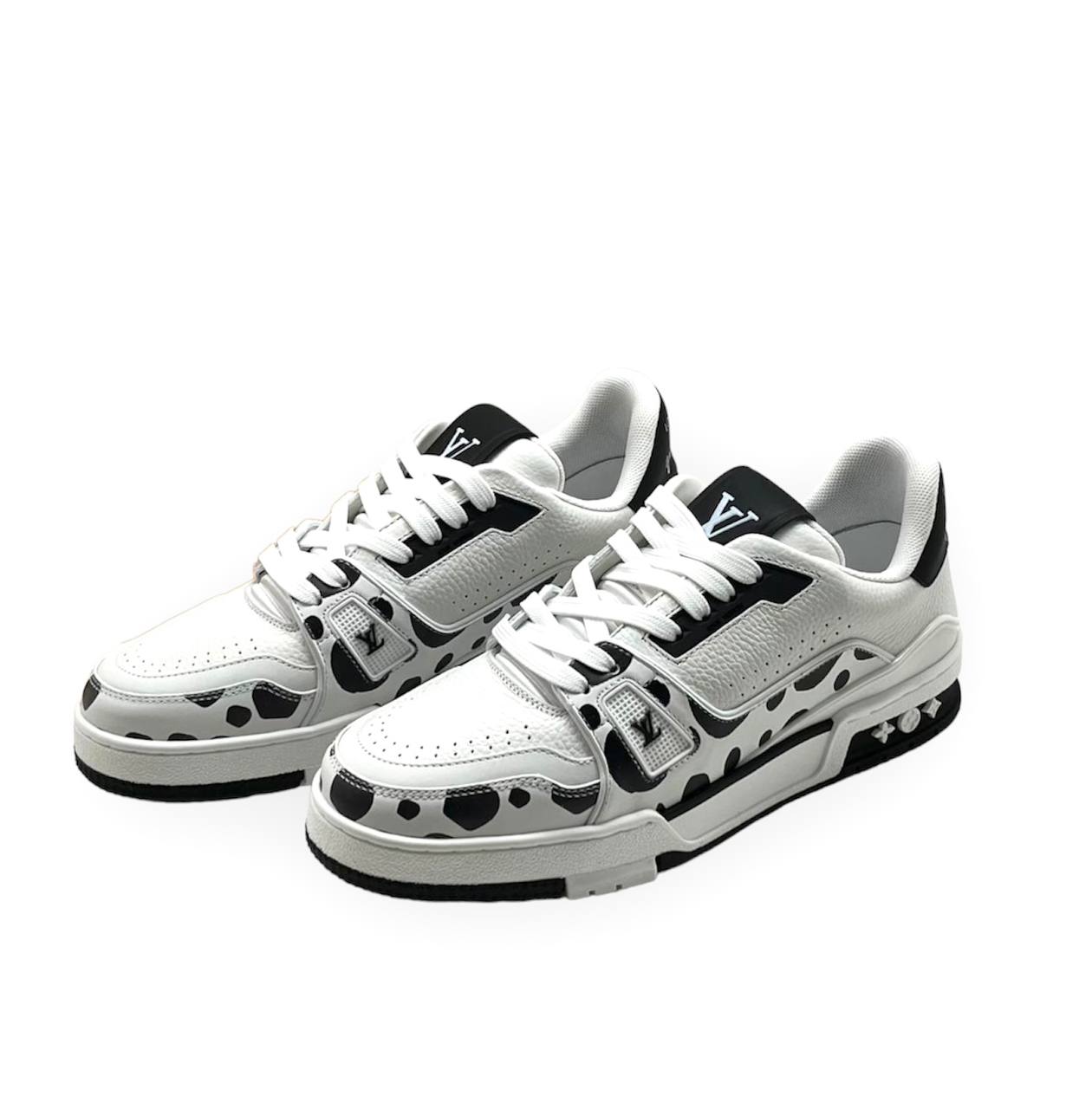 lv-trenery-belo-chernye-dalmatinecz-bolshoj-belyj-logo-na-yazychke-pyatna-chernye.jpeg LV тренеры бело-черные далматинец большой белый лого на язычке пятна черные — изображение 1