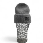 MIU MIU шапка серая шерсть черные буквы