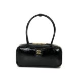 MIU MIU сумка черная лаковая золото