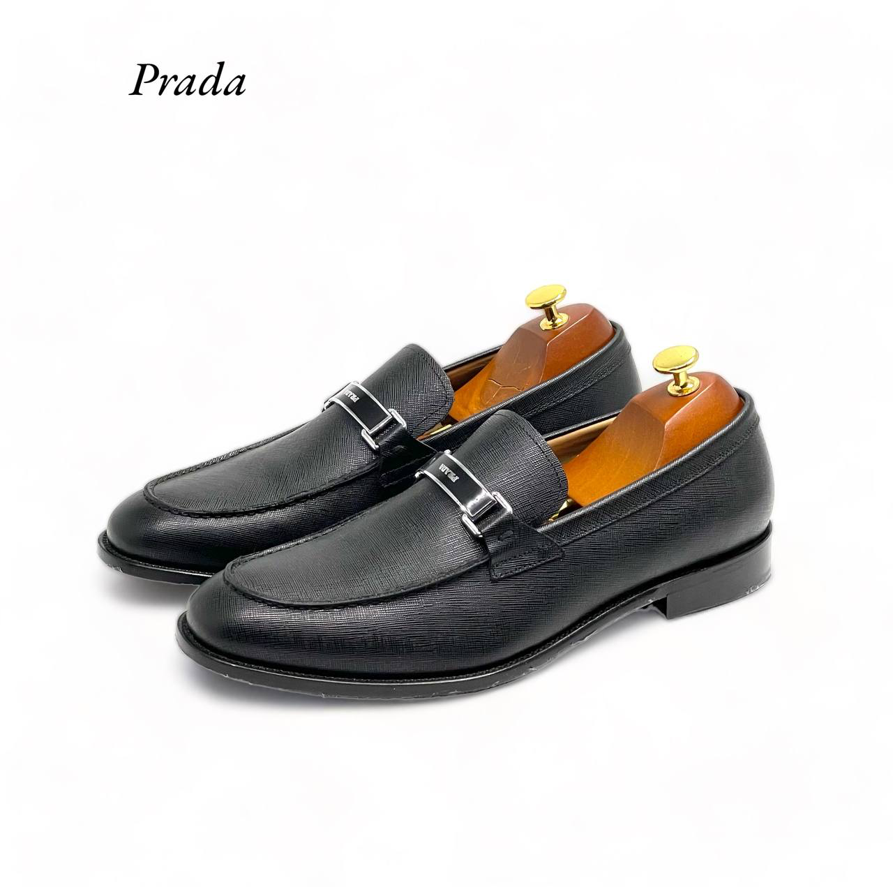 prada-lofery-iz-kozhi-safyana-chernogo-czveta-s-pryamougolnym-logo-na-peremychke.png PRADA лоферы из кожи сафьяна черного цвета с прямоугольным лого на перемычке — изображение 1