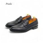 PRADA лоферы из кожи сафьяно черного цвета с металлическим лого с боку на перемычке