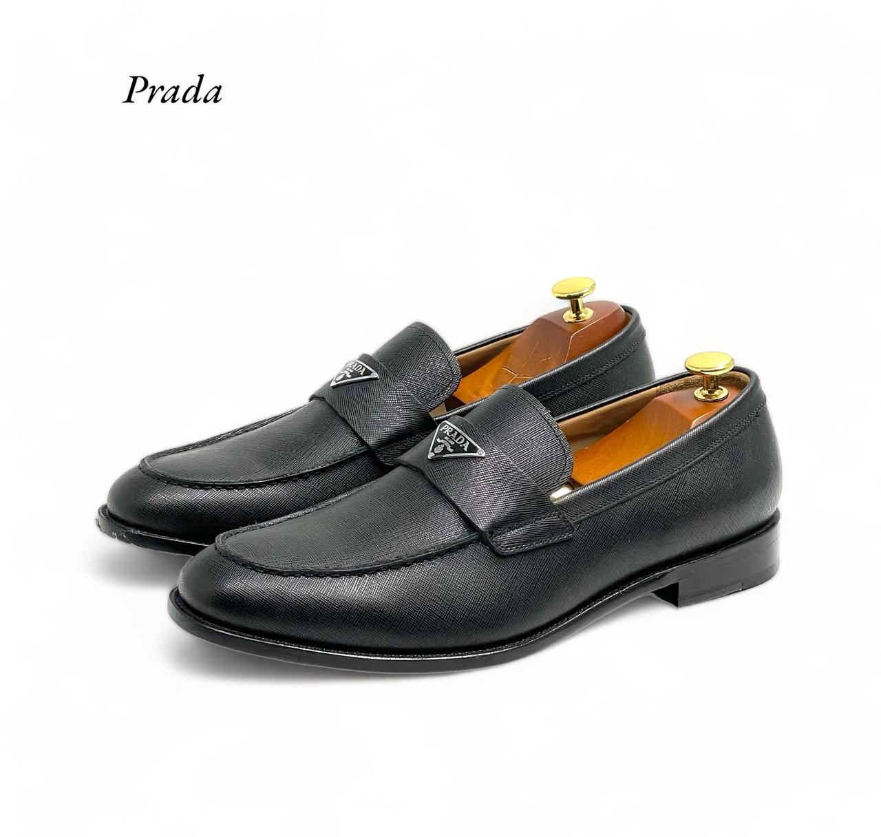 prada-lofery-iz-kozhi-safyano-chernogo-czveta-s-treugolnym-logo-na-peremychke.png PRADA лоферы из кожи сафьяно черного цвета с треугольным лого на перемычке — изображение 1