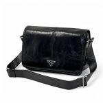 PRADA мессенджер черный из мягкой кожи с глянцевой отделкой с клапаном