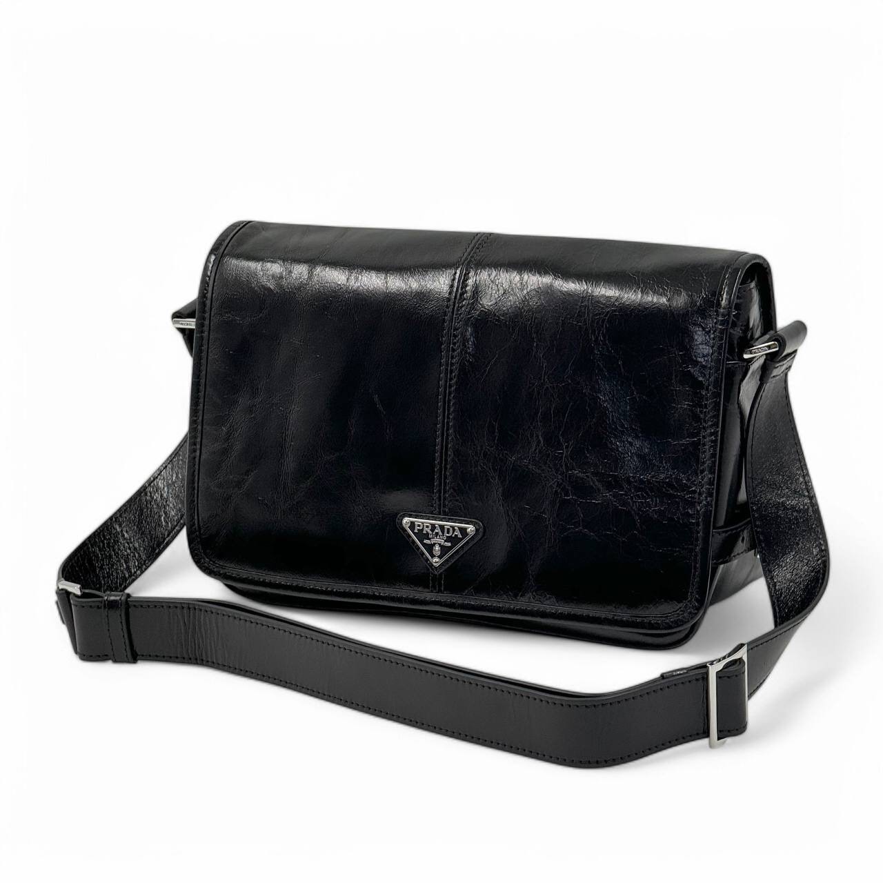 prada-messendzher-chernyj-iz-myagkoj-kozhi-s-glyanczevoj-otdelkoj-s-klapanom.jpg PRADA мессенджер черный из мягкой кожи с глянцевой отделкой с клапаном — изображение 1