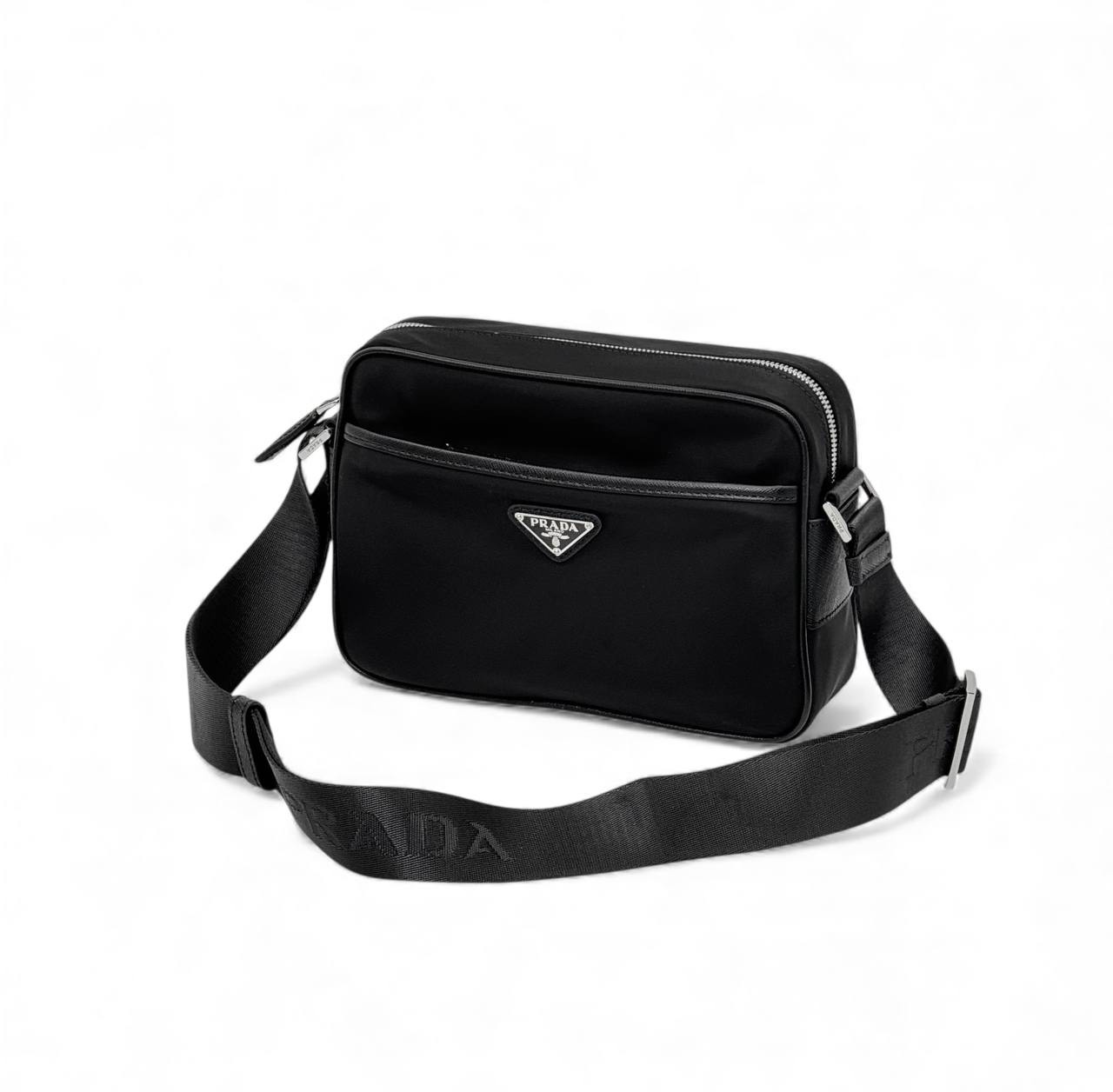 prada-messendzher-s-perednim-karmanom-na-molniyah-chernyj-nejlon-s-chernoj-kozhej-po-konturu.jpg PRADА мессенджер с передним карманом на молниях, черный нейлон, с черной кожей по контуру — изображение 1