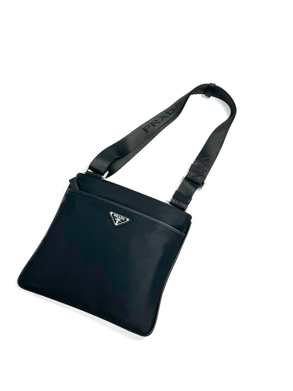 prada-messendzher-uzkij-s-perednim-karmanom-na-molnii-chernyj-nejlon.jpg PRADА мессенджер узкий с передним карманом на молнии, Черный нейлон — изображение 1