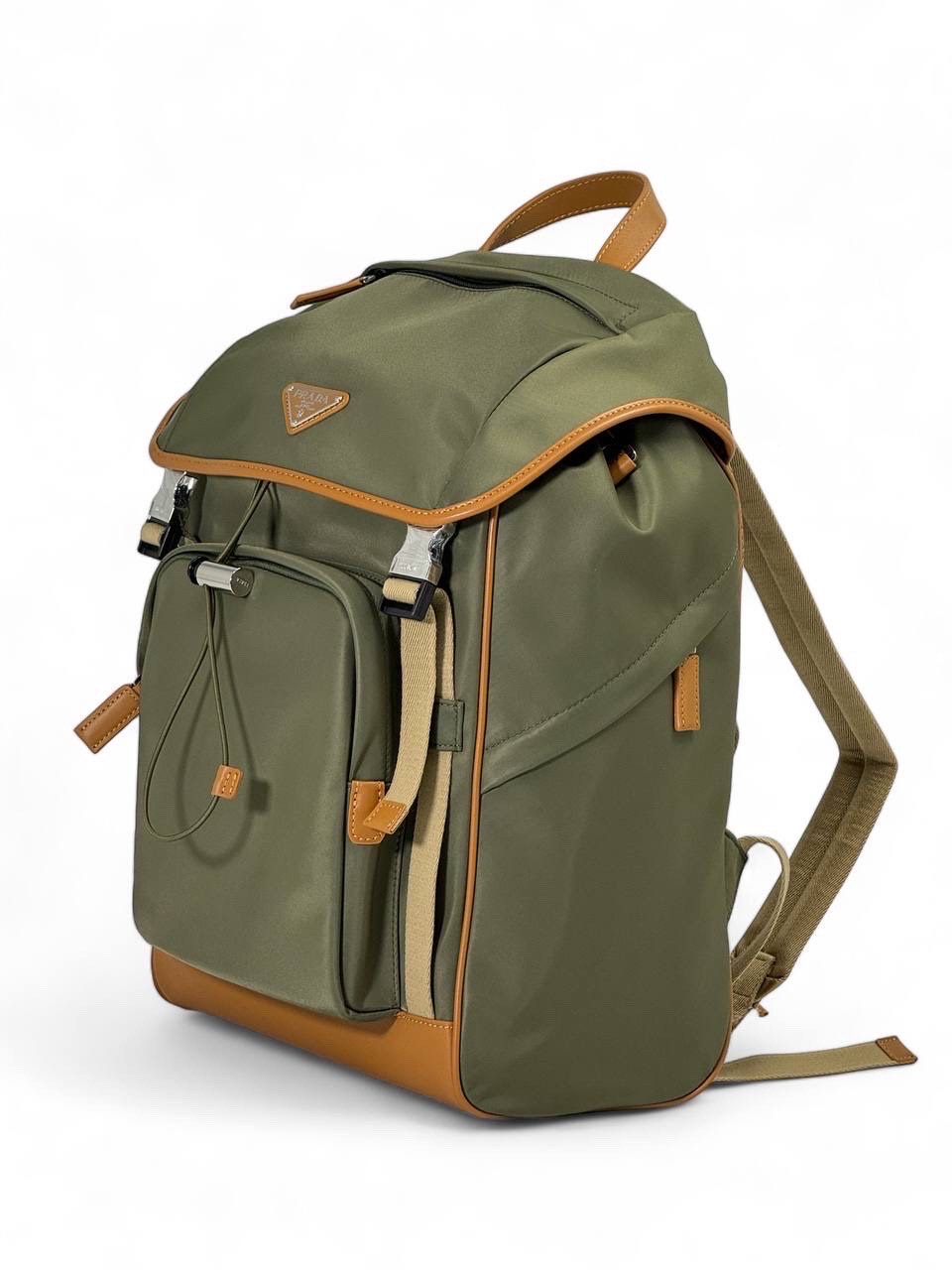 prada-ryukzak-nejlon-s-klapanom-czveta-haki-treugolnyj-logotip.jpg PRADA рюкзак нейлон с клапаном цвета хаки треугольный логотип — изображение 1