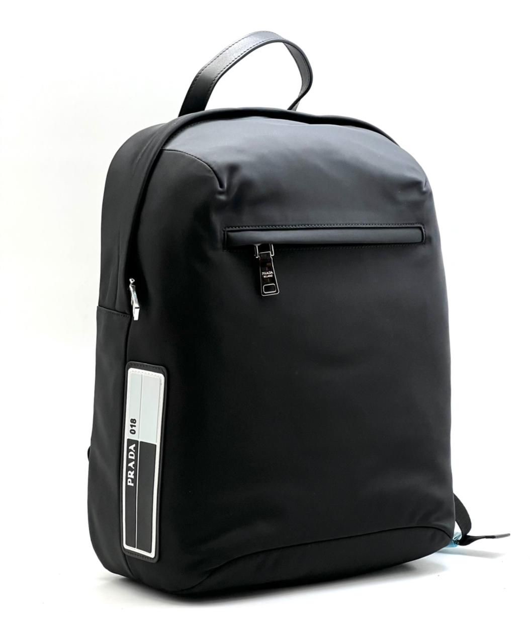 prada-ryukzak-tekstil-chernyj-sboku-belaya-birka-s-logo.jpg PRADA рюкзак текстиль черный сбоку белая бирка с лого — изображение 1