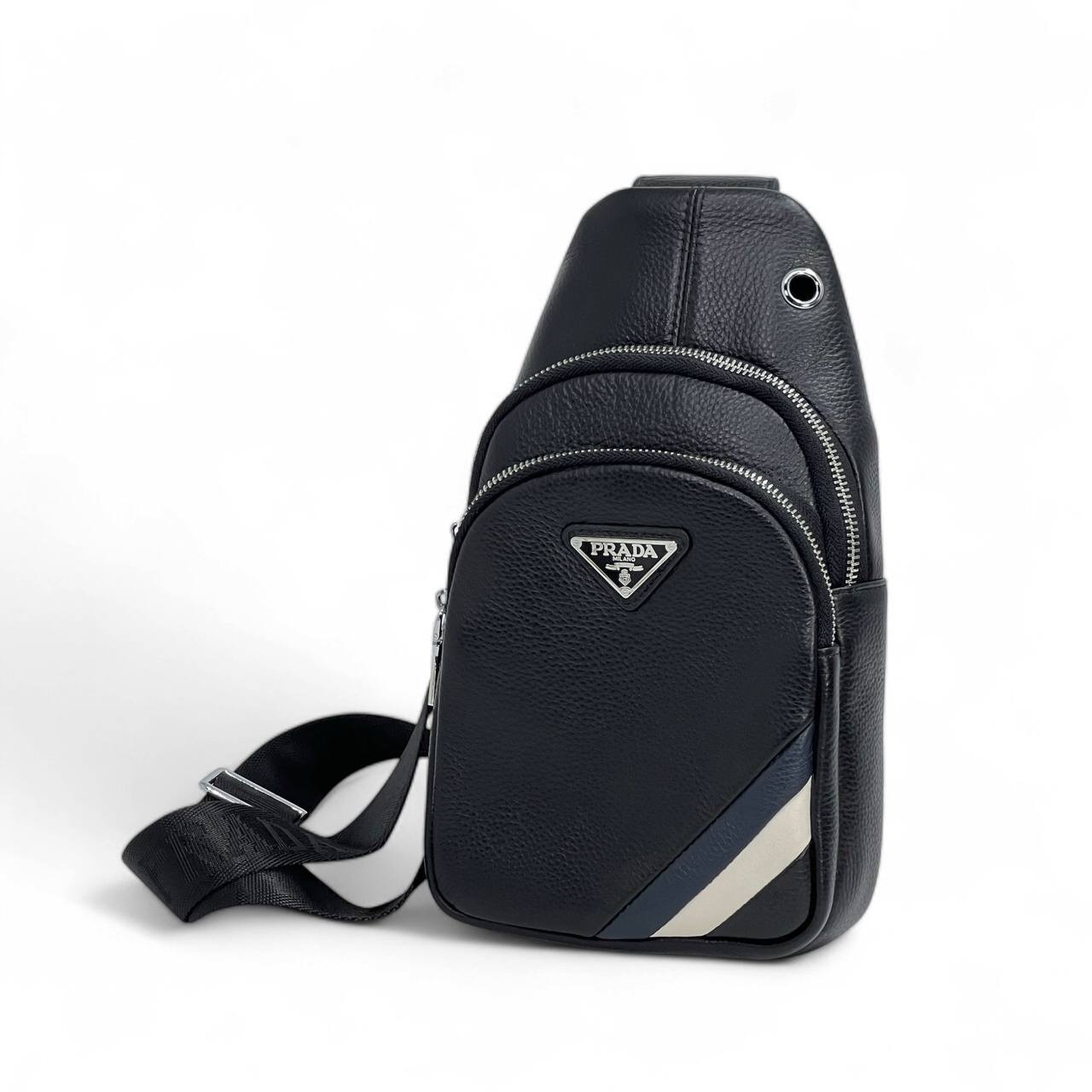 prada-sling-kozha-togo-chernyj-metallicheskij-logotip-belaya-i-sinyaya-polosa-v-uglu.jpg PRADA слинг кожа того черный металлический логотип белая и синяя полоса в углу — изображение 1