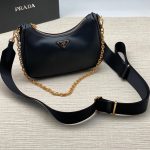 PRADA сумка маленькая из софьяновой черной кожи, золотая фурнитура