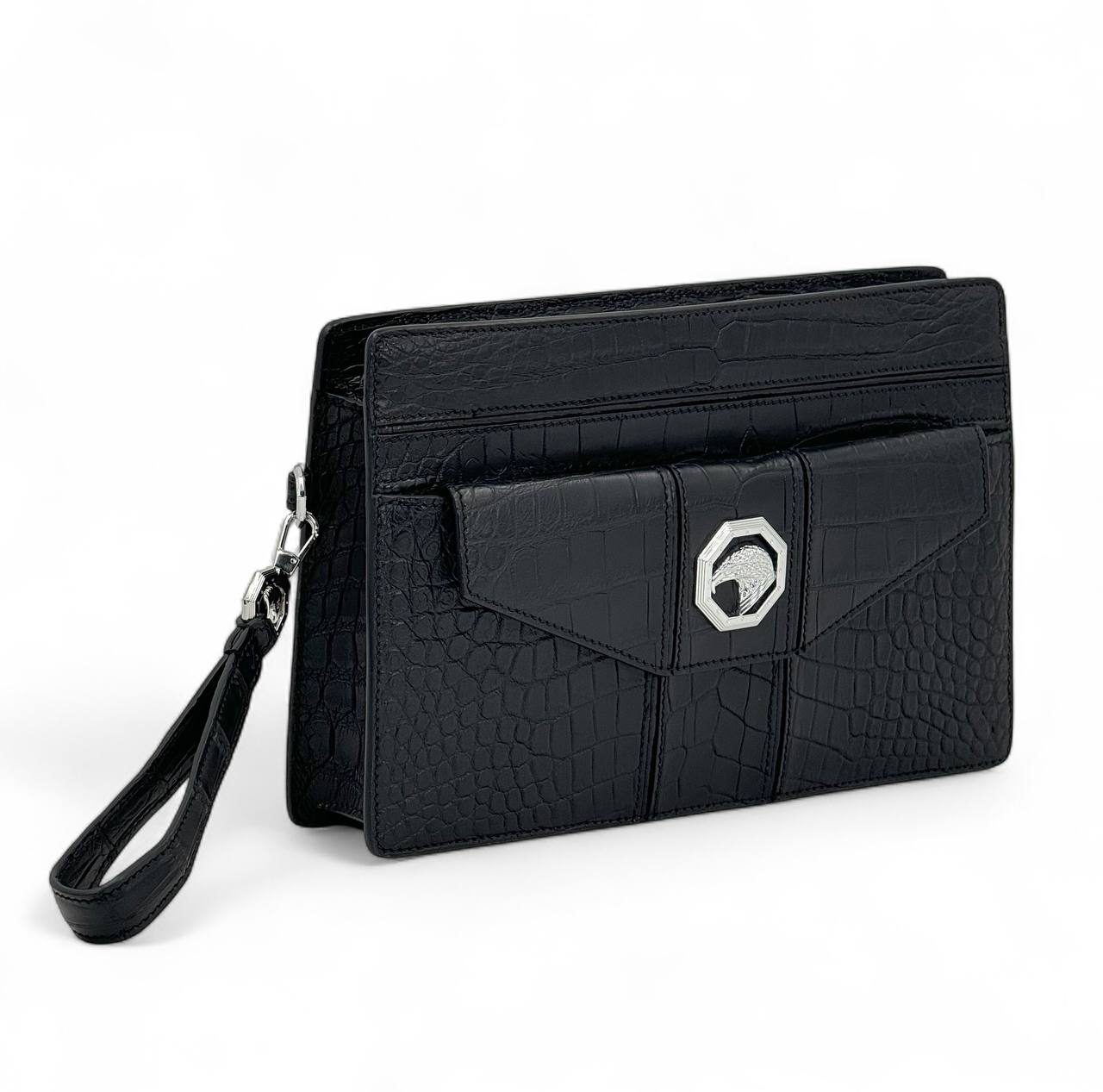 sr-papka-a5-chernaya-kozha-krokodila-s-klapanom-na-bokovom-karmane-logotip-serebro.png SR папка А5 черная кожа крокодила с клапаном на боковом кармане логотип серебро — изображение 1