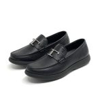 TODS Лоферы черные с перемычкой и буквой Т в серебре на толстой шипованной подошве