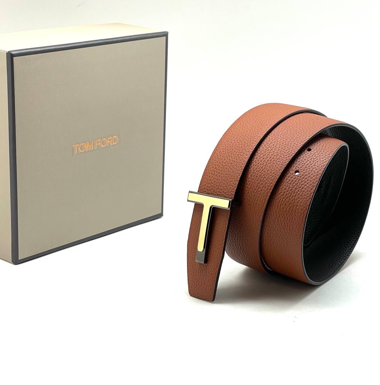 tom-ford-remen-cherno-korichnevyj-vypuklaya-zolotaya-bukva-t-na-chernom-osnovanii.jpg TOM FORD Ремень черно-коричневый выпуклая золотая буква Т на черном основании — изображение 1