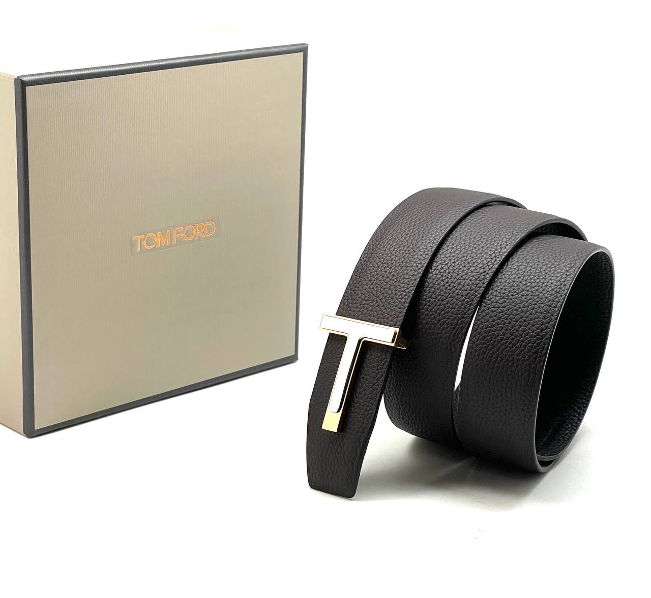 tom-ford-remen-temno-korichnevyj-vypuklaya-serebryanaya-bukva-t-na-zolotom-osnovanii.jpg TOM FORD Ремень темно-коричневый, выпуклая серебряная буква Т на золотом основании — изображение 1