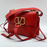 VALENTINO сумка с клапаном 25 см гладкая кожа красная золотой логотип