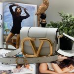 VALENTINO сумка с клапаном маленькая с большим золотым логотипом белая