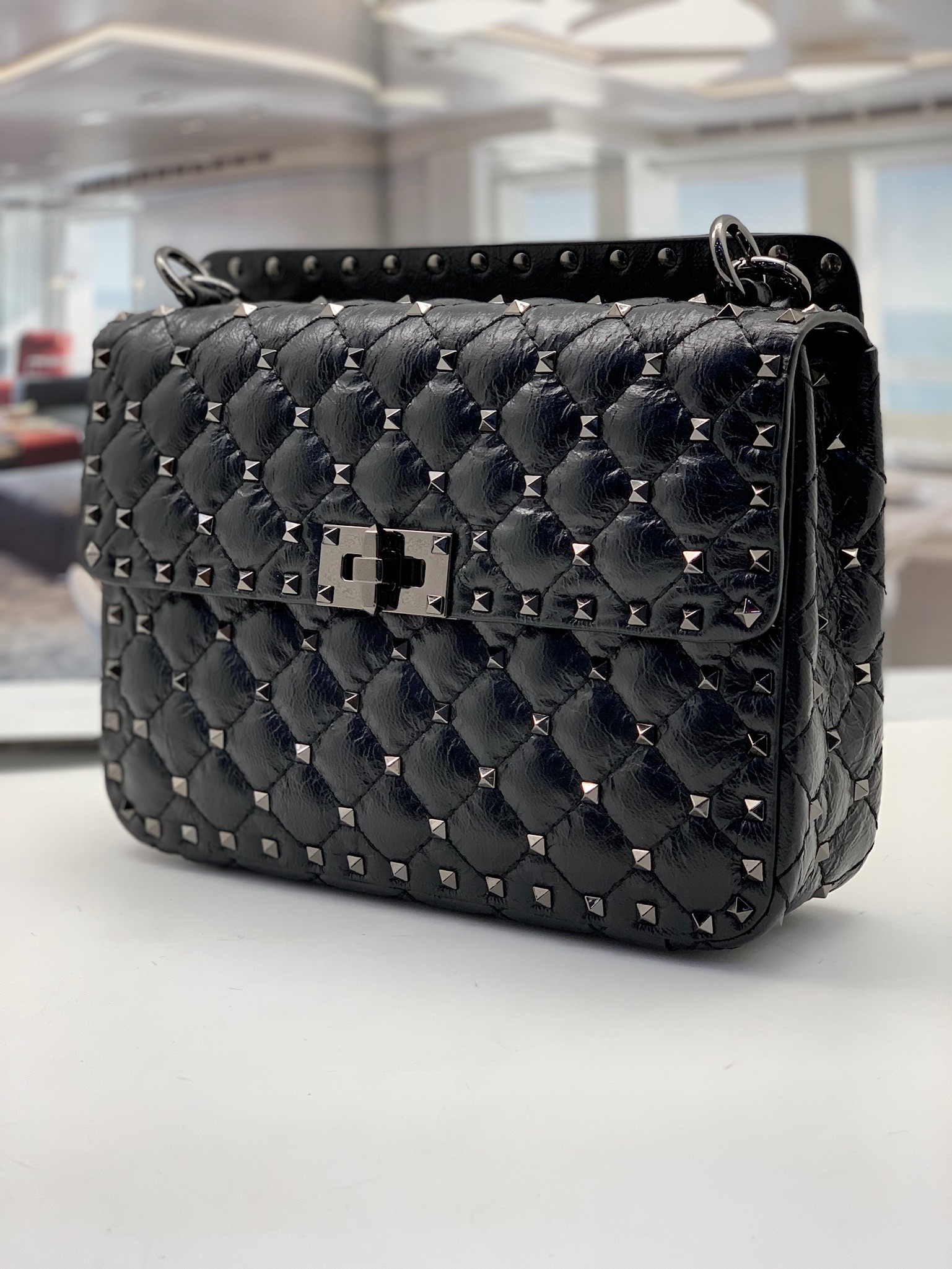 valentino-sumka-s-klapanom-myataya-kozha-s-shipami-chernaya.jpg VALENTINO сумка с клапаном мятая кожа с шипами черная — изображение 1