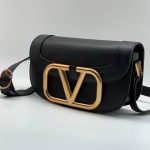 VALENTINO сумка с клапаном с большим золотым логотипом большая черная