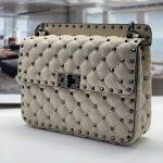 VALENTINO сумка с клапаном с шипами белая черные шипы