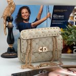 VALENTINO сумка с клапаном с шипами белая золото маленькая