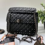 VALENTINO сумка с клапаном с шипами черная шипы черные