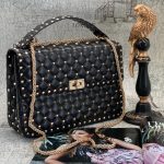 VALENTINO сумка с клапаном с шипами черная золото большая