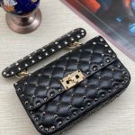 VALENTINO сумка с клапаном с шипами черная золото маленькая