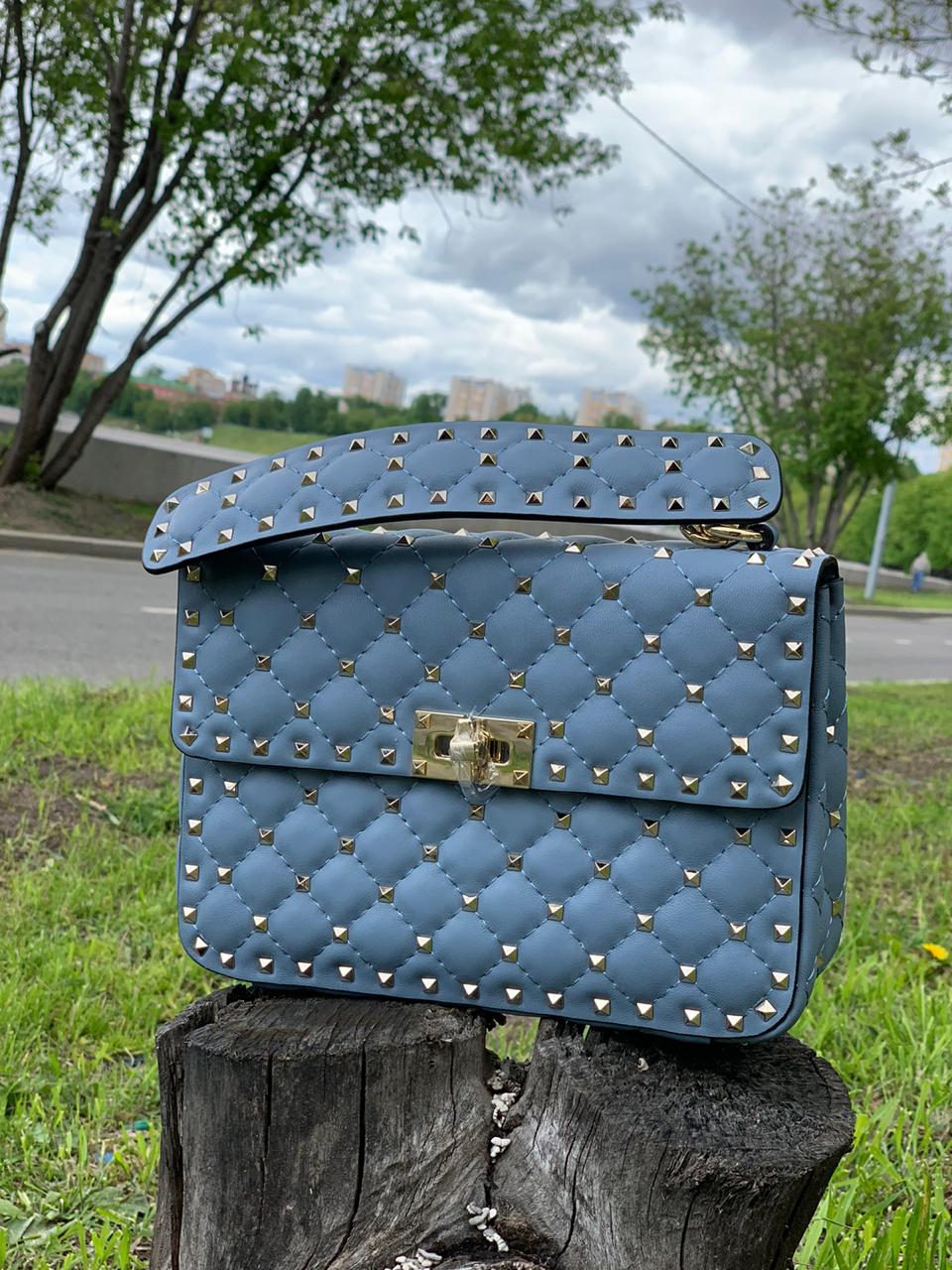 valentino-sumka-s-klapanom-s-shipami-golubaya-zoloto.jpg VALENTINO сумка с клапаном с шипами голубая золото — изображение 1