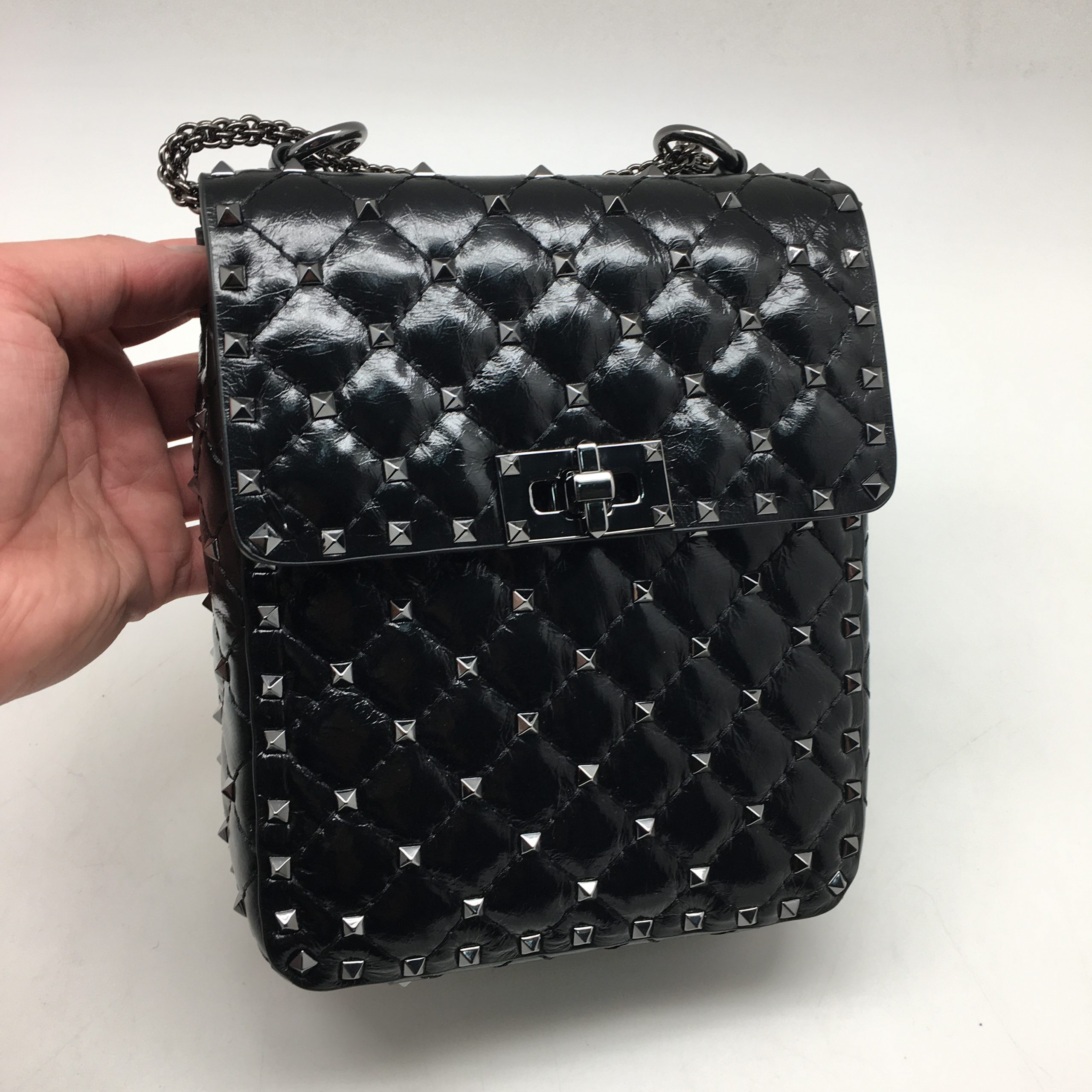 valentino-sumka-s-klapanom-s-shipami-vertikalnaya-chernaya.jpg VALENTINO сумка с клапаном с шипами вертикальная черная — изображение 1