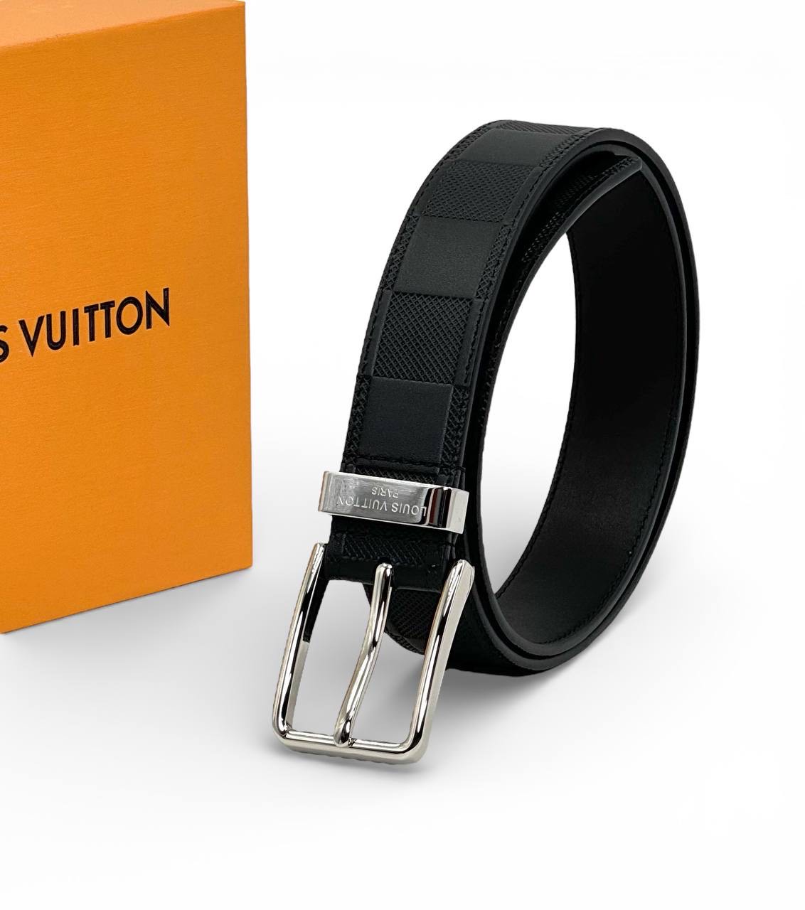 lv-remen-bryuchnyj-chernyj-kozha-krupnaya-shashka-serebro.jpg LV ремень брючный черный кожа крупная шашка серебро — изображение 1