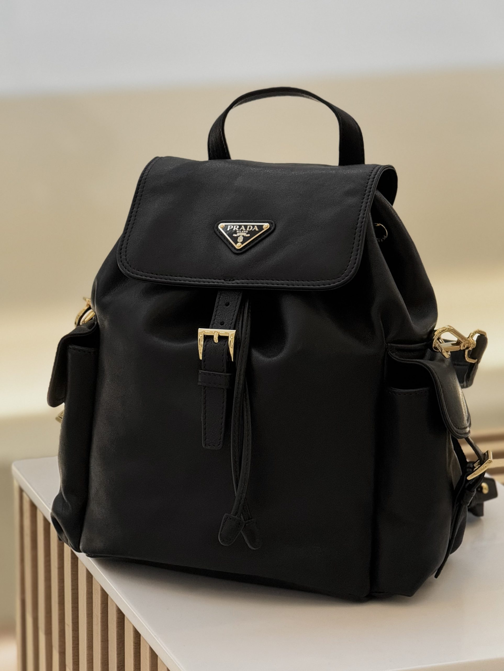 prada-ryukzak-gladkaya-kozha-chernyj-zoloto.jpg PRADA рюкзак гладкая кожа черный золото — изображение 1