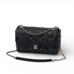 CHANEL сумка черная гладкая кожа в клетку с бусами на золоте